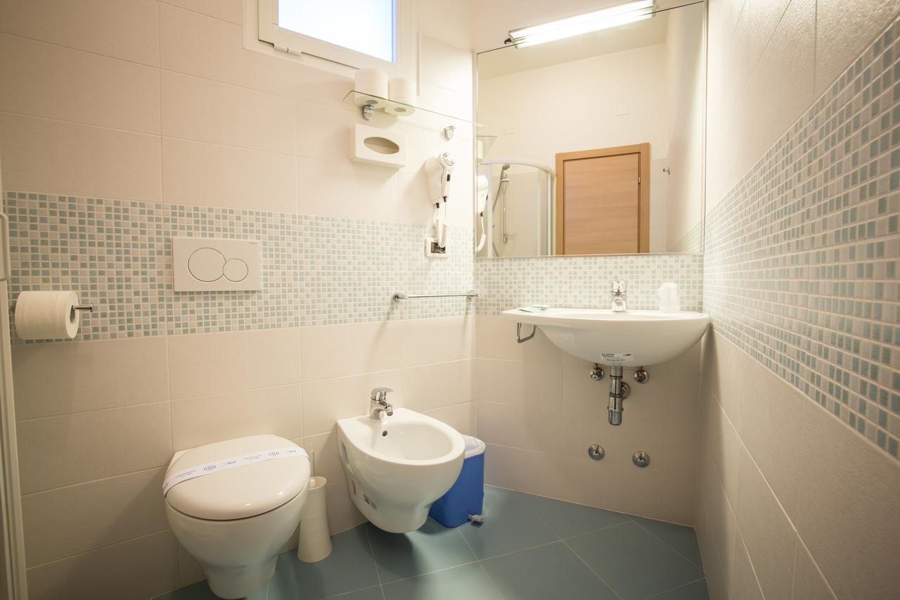 Family Room (6 Adults),997705191:JPEG