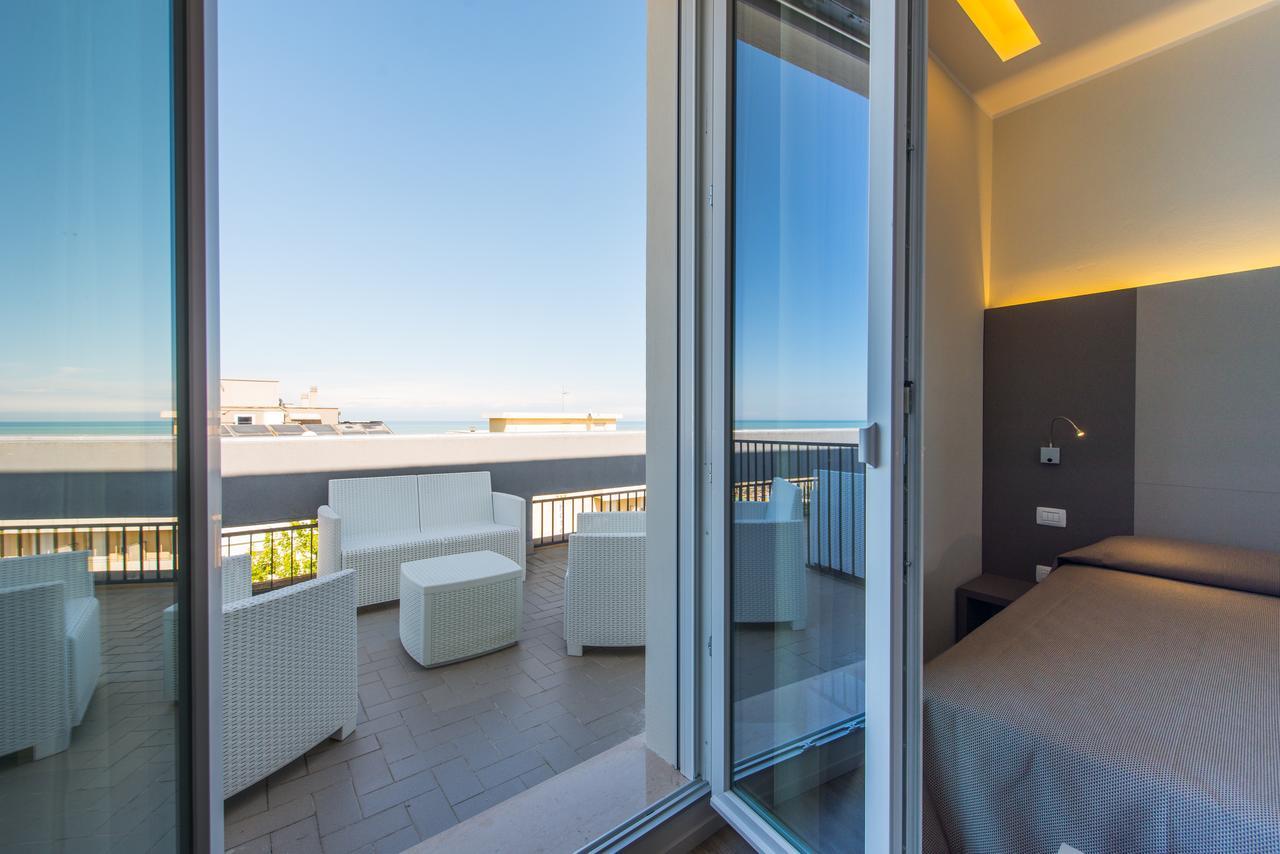 Family Room with Partial Sea View,1499191012:JPEG