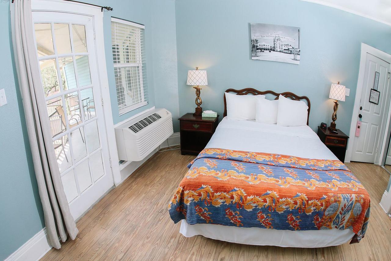 Queen Suite with Spa Bath and Balcony,697214598:JPEG