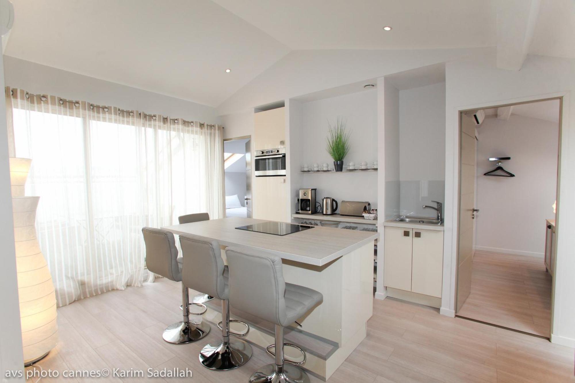 Deluxe Two-Bedroom Apartment with Terrace,967511233:JPEG