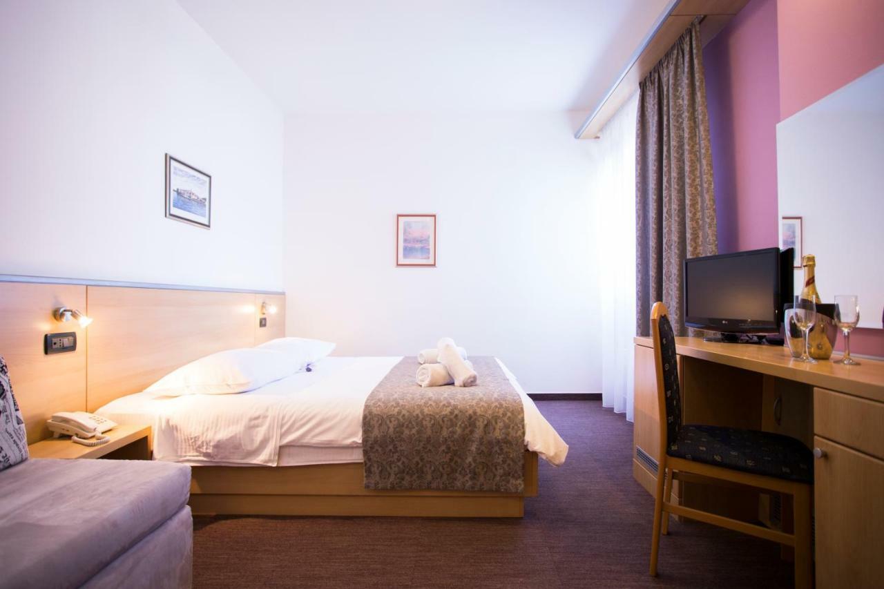 Deluxe Double Room with Balcony,790650567:JPEG