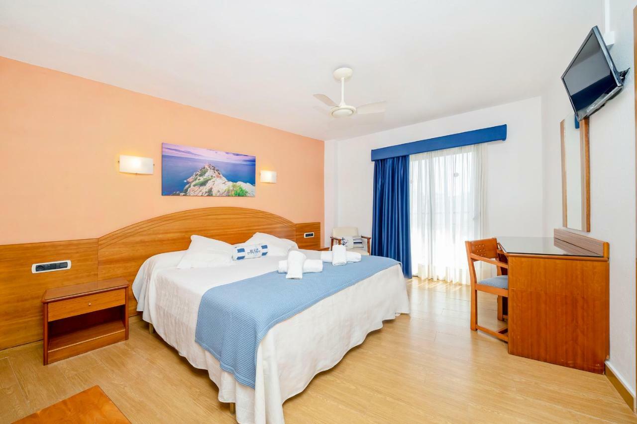 Twin Room with Shower and Street View