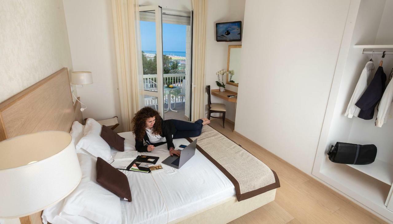 Classic Double or Twin Room lateral Sea View