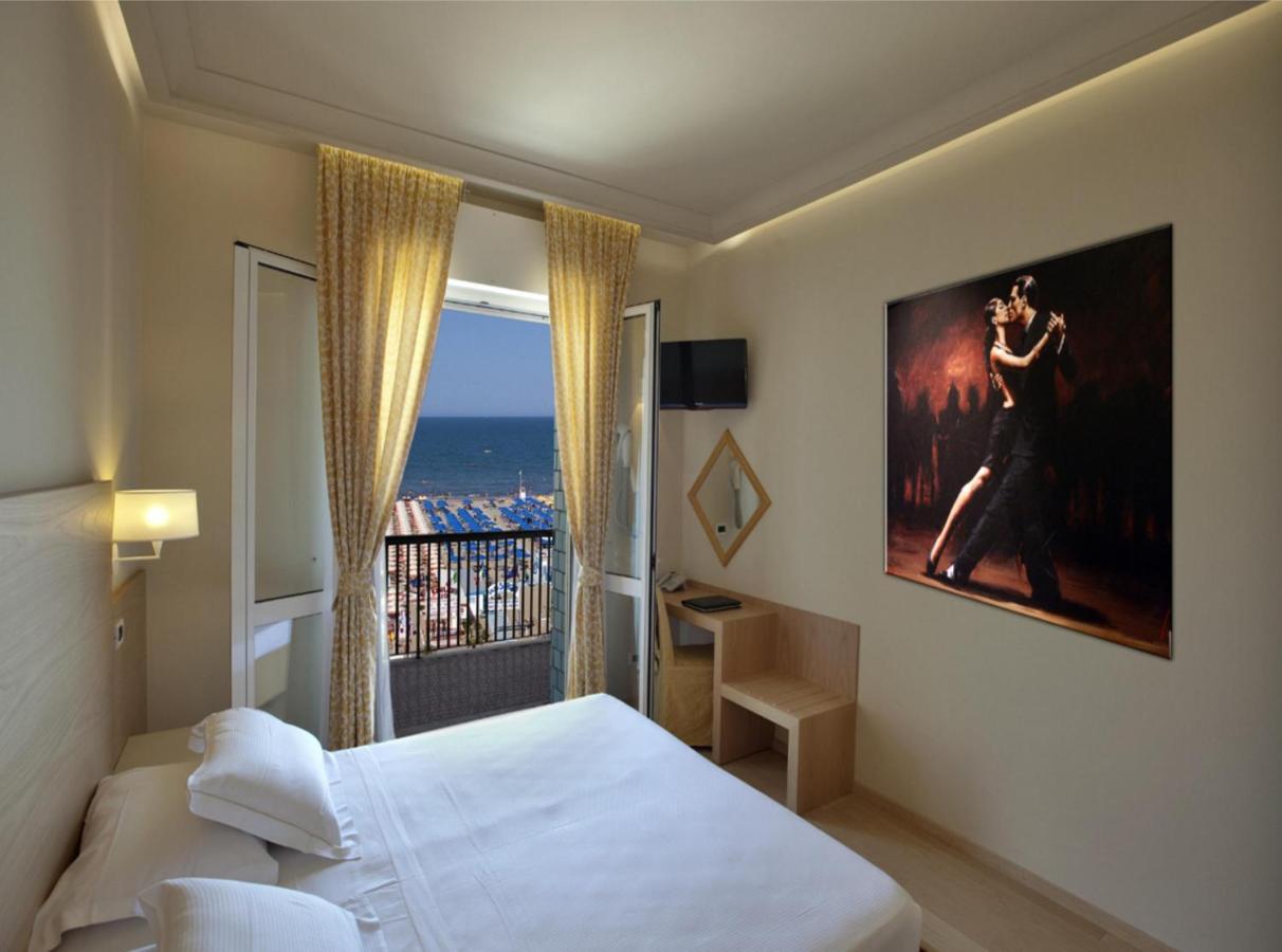 Classic Double or Twin Room lateral Sea View