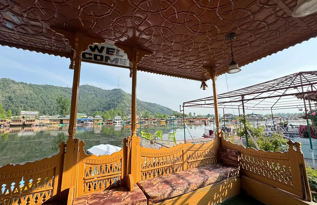 New Sea Palace Houseboats-1