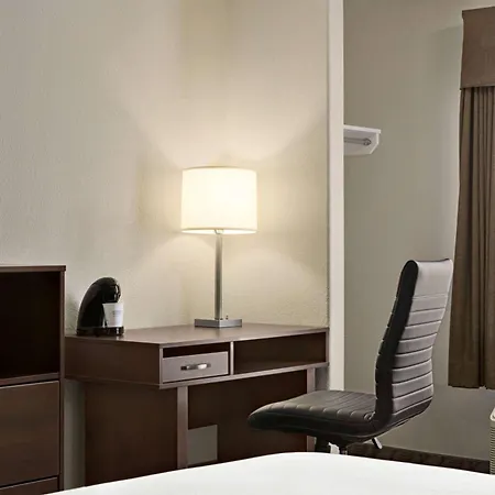 Super 8 By Wyndham Calgary Shawnessy Area-3