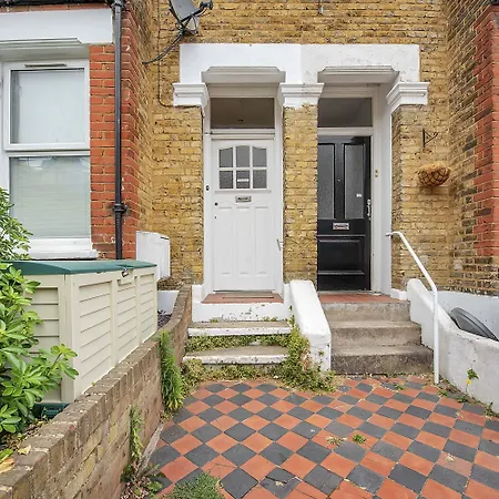Finding My Palace Guest House In Tooting-3