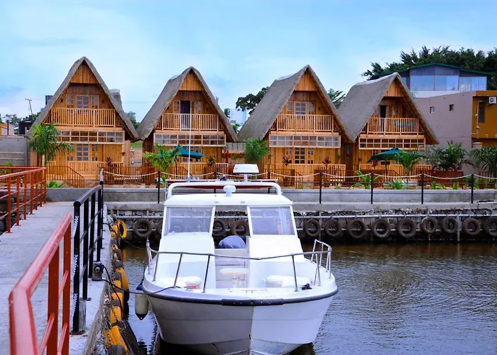 Pelican Lodge & Marina