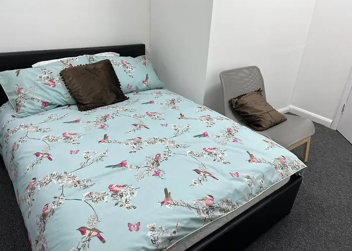 Mj - Entire Serviced Apartment For 6 Guests - Next To Tube Station Skyline View - London