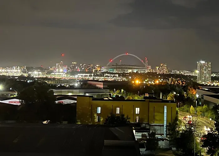 Mj - Entire Serviced Apartment For 6 Guests - Next To Tube Station Skyline View - London
