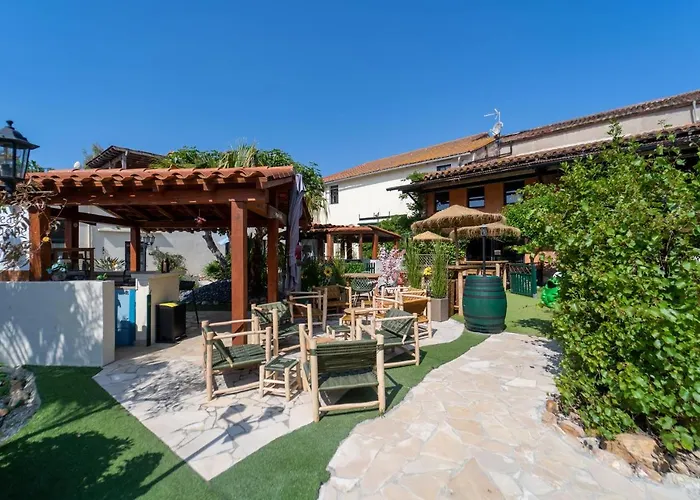 Gite Imagine Roussillon Residence Privee Avec Piscine - 8 Personnes