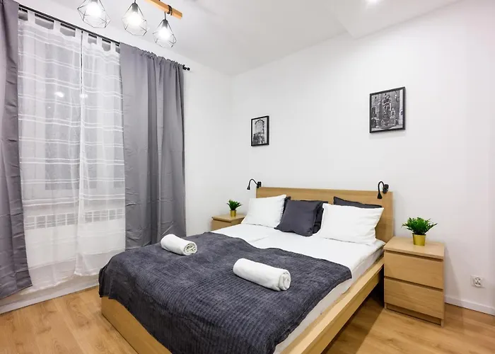 Cracow Rent Apartments: Spacious Stays Near Main Square