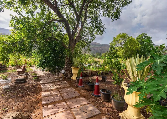Lodging Saffronstays Vyom Farms - 2Br Pool With Orchards, Bathtub, Lawns & Mountain Sunrise Views, Elder-Friendly Stay