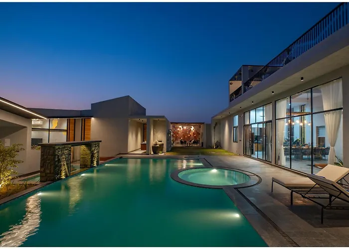 Casa Concreto- 5-Bedroom Luxury Villa With All Weather Pool