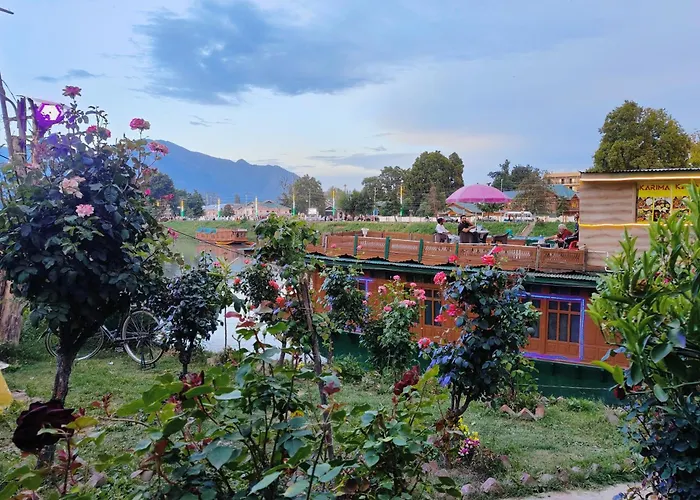 Houseboat Karima Palace