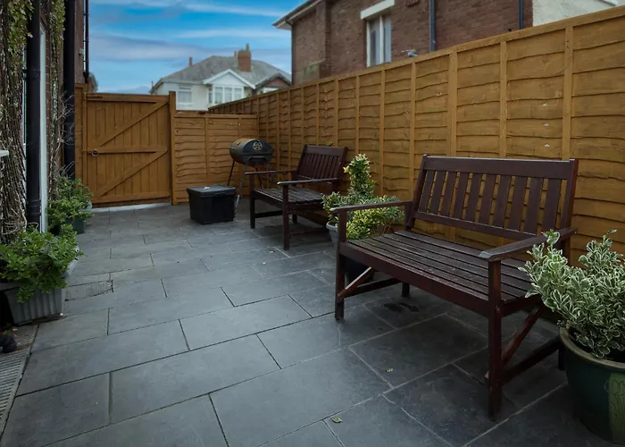 Arnside - Spacious 10-Bedroom Seaside Cottage