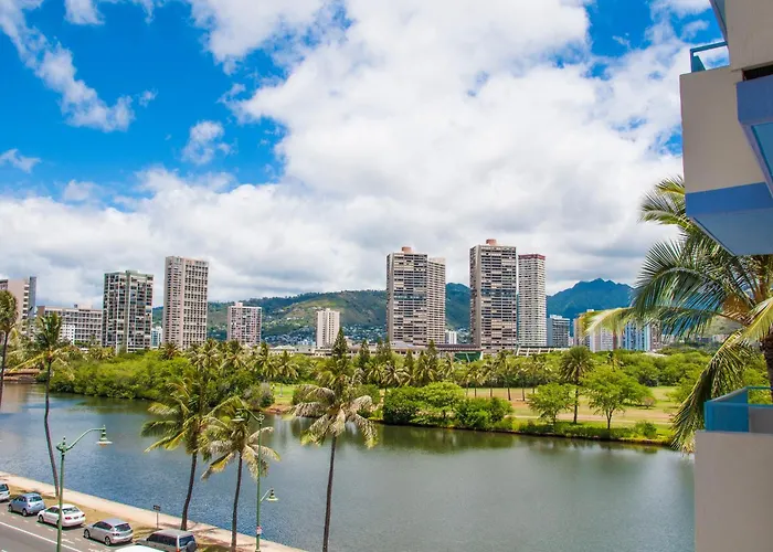 Pet Friendly hotel: Holiday Surf Hotel