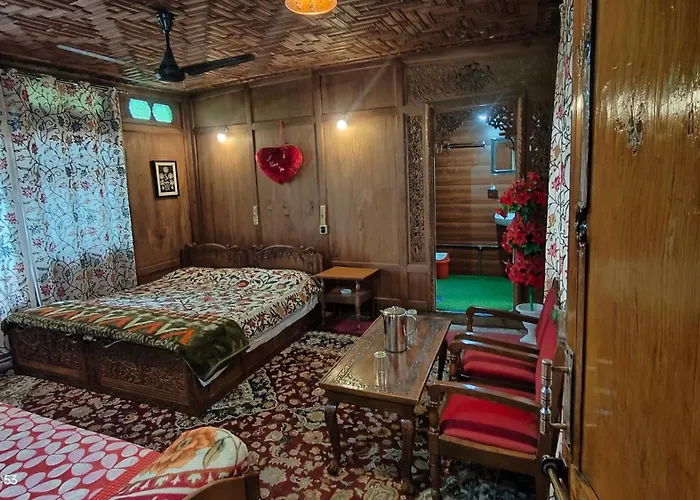 Houseboat Karima Palace