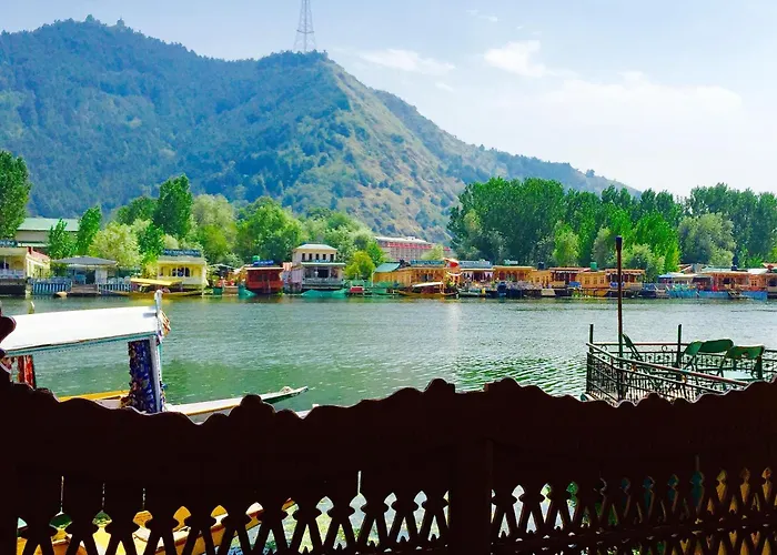 New Sea Palace Houseboats
