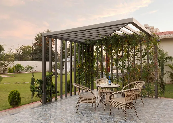 Inaayat By Stayvista - Luxe Retreat With Pool & Garden