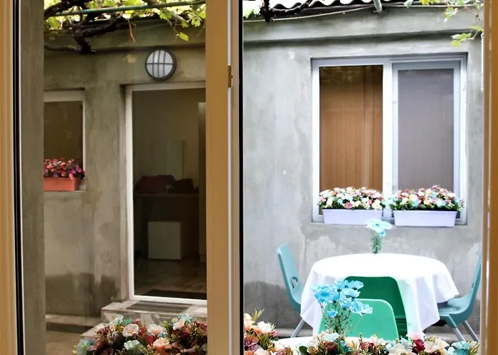 Albert House Hotel And Tours