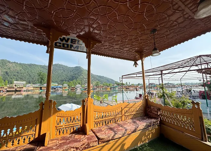 New Sea Palace Houseboats