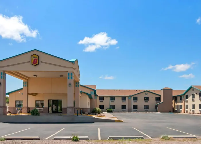 Cheap hotel: Super 8 By Wyndham Santa Rosa