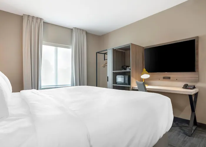 Airport Hotel: Comfort Inn & Suites Destin Near Henderson Beach