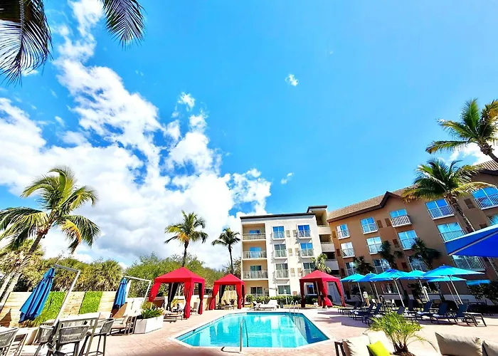 Jacuzzi hotel: Holiday Inn Express & Suites Naples Downtown - 5Th Avenue By Ihg