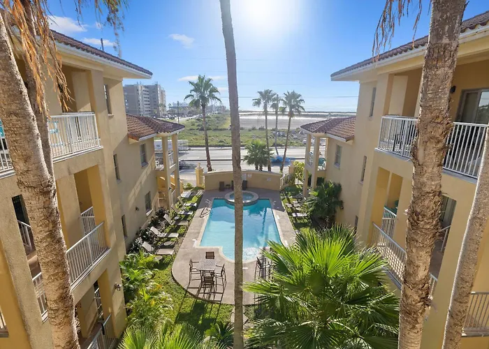 Cozy & Spacious Condo 10Min Walk To Beach