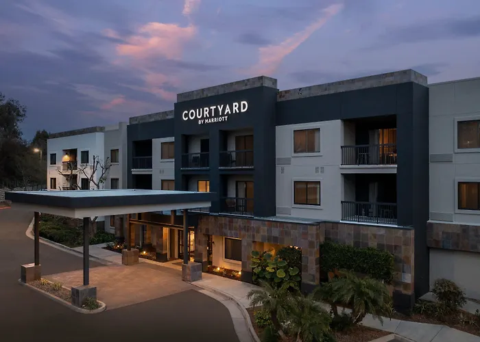 Hotel with pool: Courtyard By Marriott San Diego Carlsbad