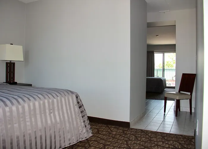 Hotel near College: Victoria Motor Inn