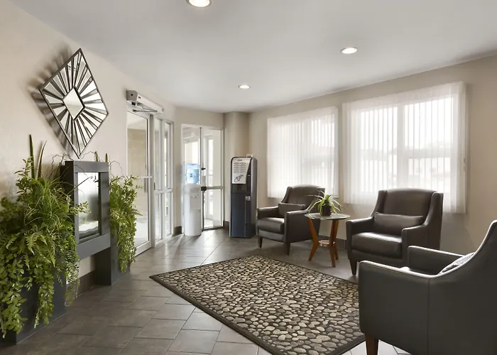 Motels Colonial Square Inn & Suites