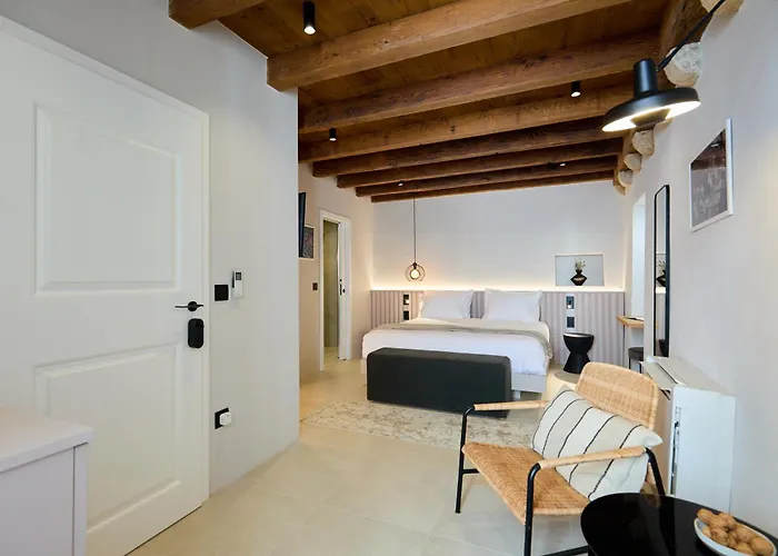 Modern Stone House, Luxury Suites In Old Town