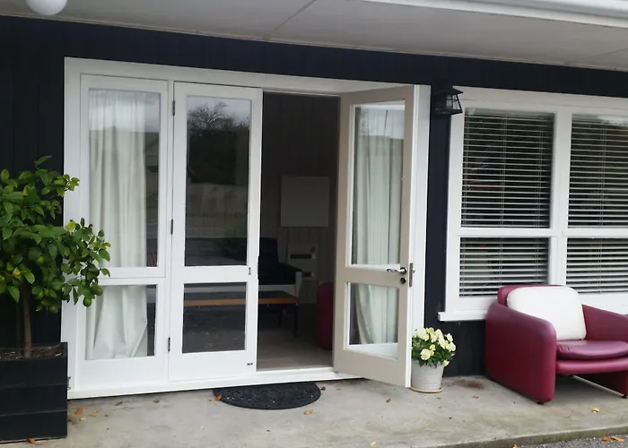 Pet Friendly hotel: The Lake Motel