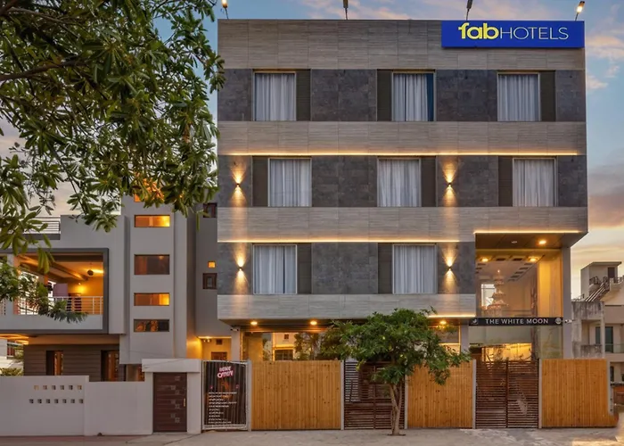 Fabhotel The White Moon
