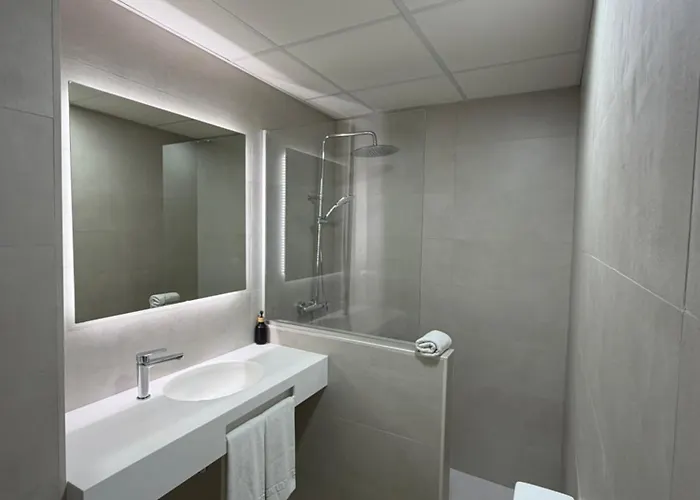 Hotel cerca del colegio: Apartamentos Tramuntana