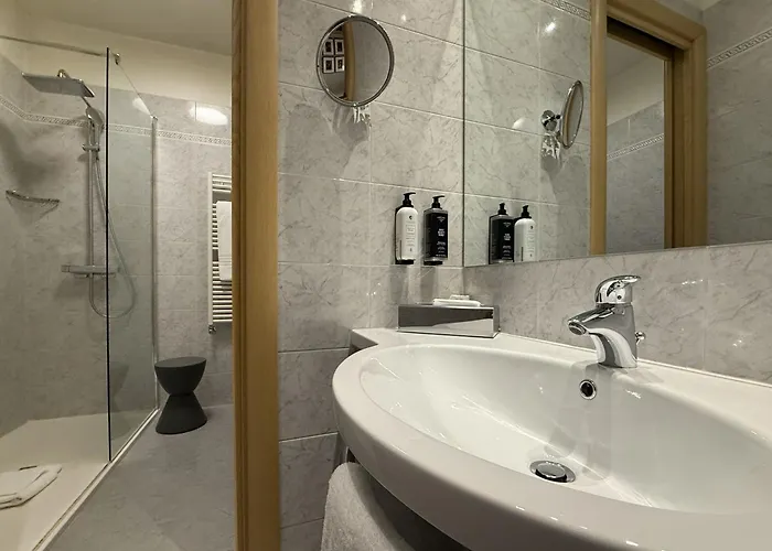 Western Plus Executive &Suites