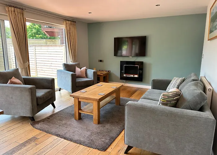 Swallow Lodge With Hot Tub, Dogs Welcome Sleeps 8, Great Resort Facilities