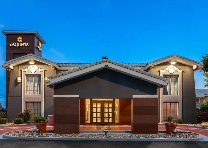 3 star hotels La Quinta Inn By Wyndham Omaha West