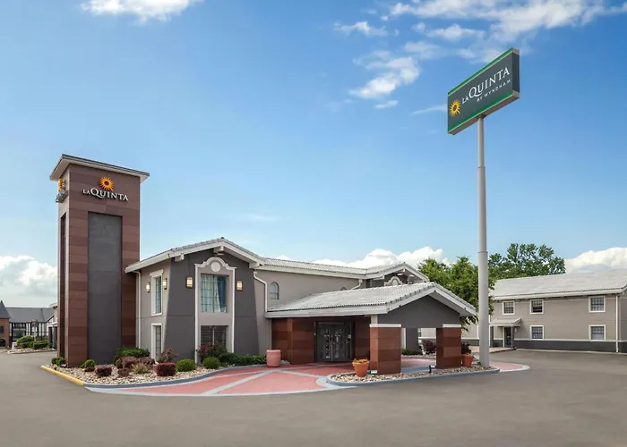 3 star hotels La Quinta Inn By Wyndham Omaha West