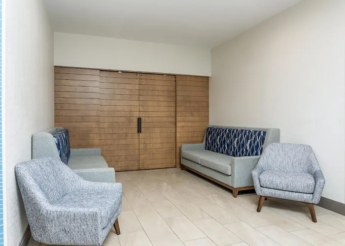 Holiday Inn Express & Suites - I-95