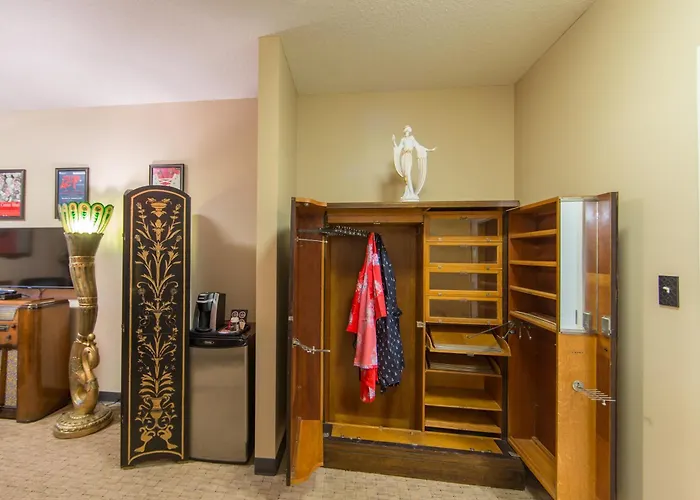 Hostel: Macewan University Residence