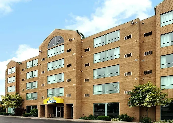 Pet Friendly hotel: Days Inn By Wyndham Niagara Falls Lundys Lane