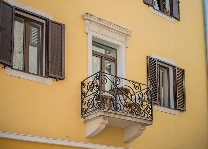 B&B: Leona Deluxe Apartments