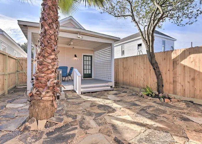 Near Beach And Strand Bright Cottage In Galveston