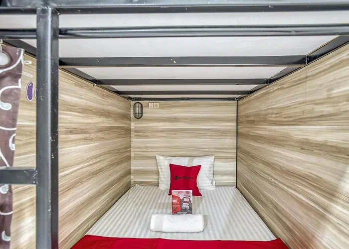 Reddoorz Hostel @ Feliz Noche Cengkareng
